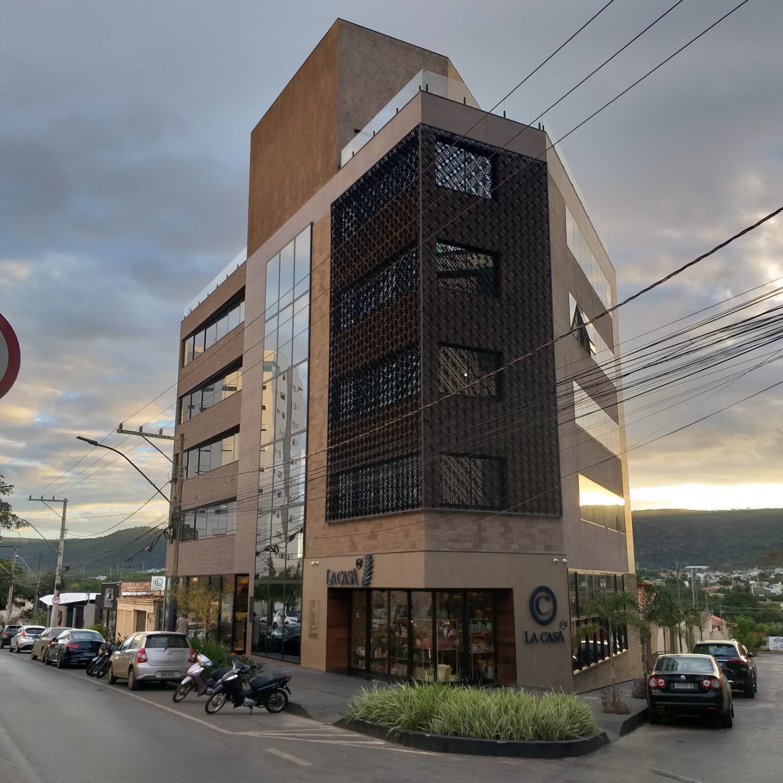 Fachada do Edifício Uniton, onde fica o escritório em Montes Claros