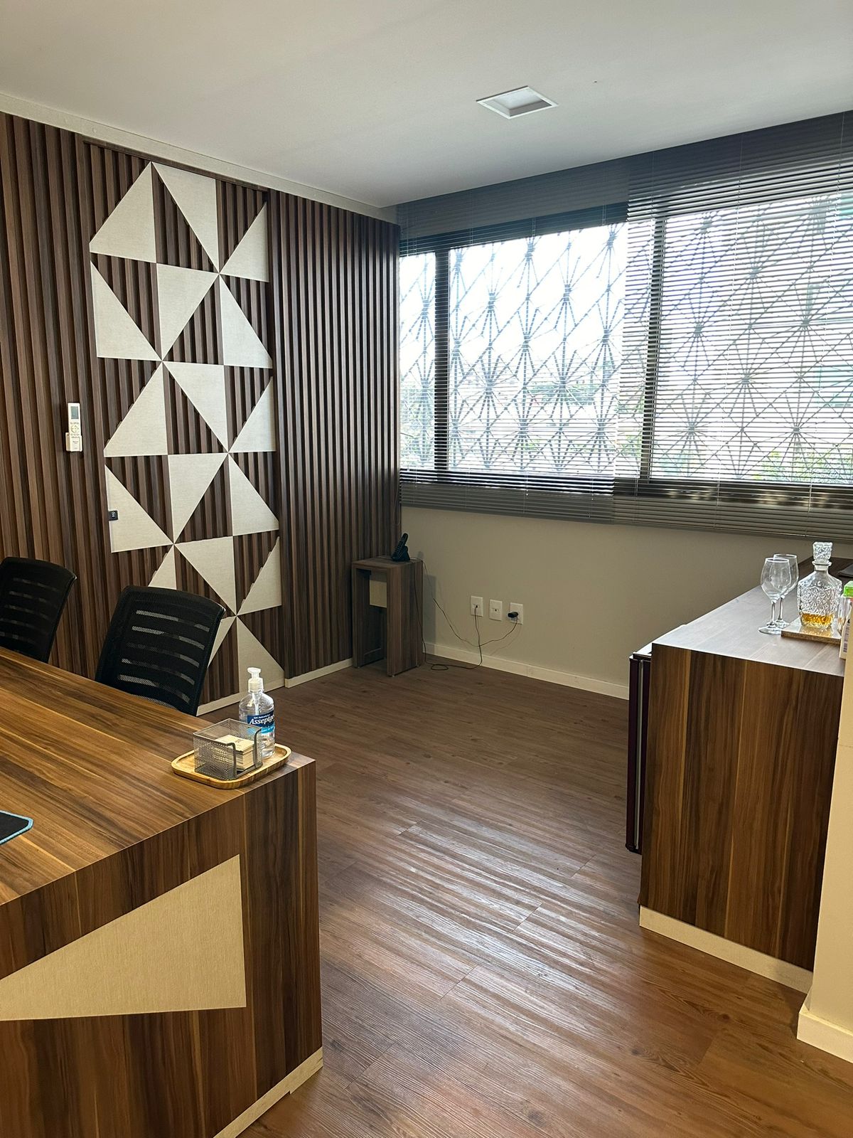 Ambiente de atendimento do escritório, com mesa e cadeiras